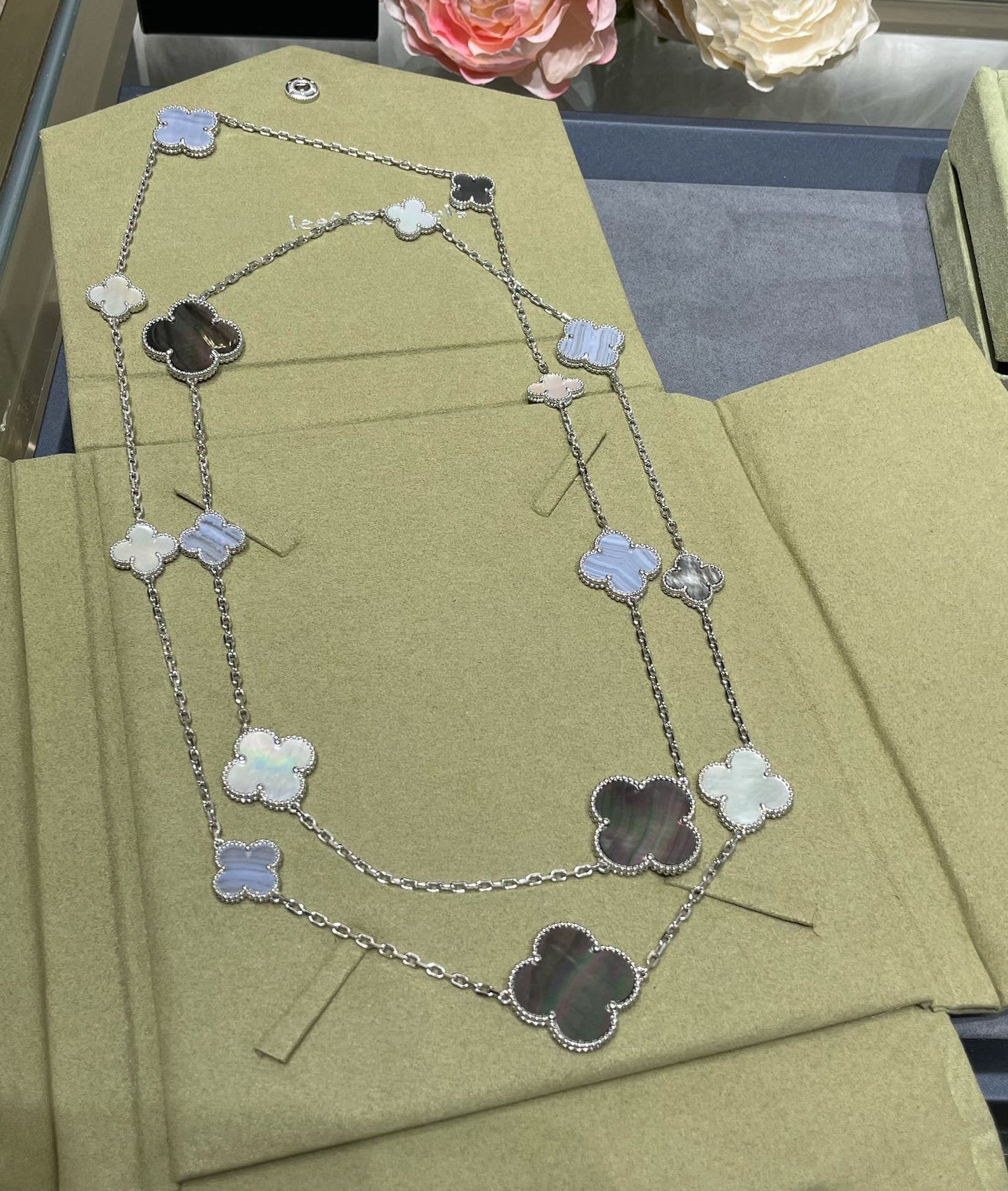 [Aurora]CLOVER 16 MOTIF CHALCEDONY MOP SILVER NECKLACE
