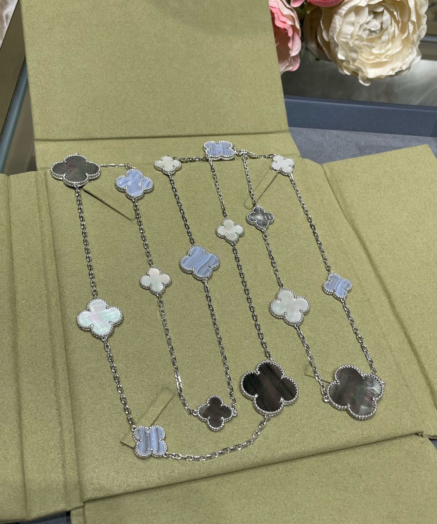 [Aurora]CLOVER 16 MOTIF CHALCEDONY MOP SILVER NECKLACE