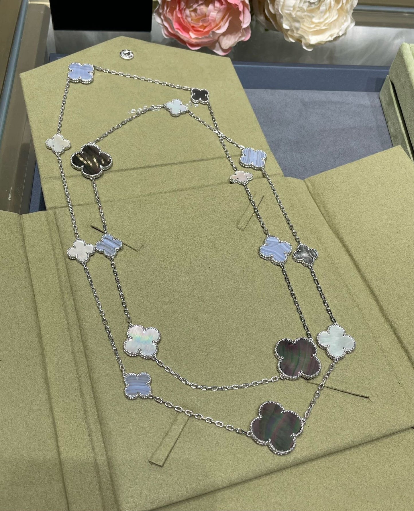 [Aurora]CLOVER 16 MOTIF CHALCEDONY MOP SILVER NECKLACE