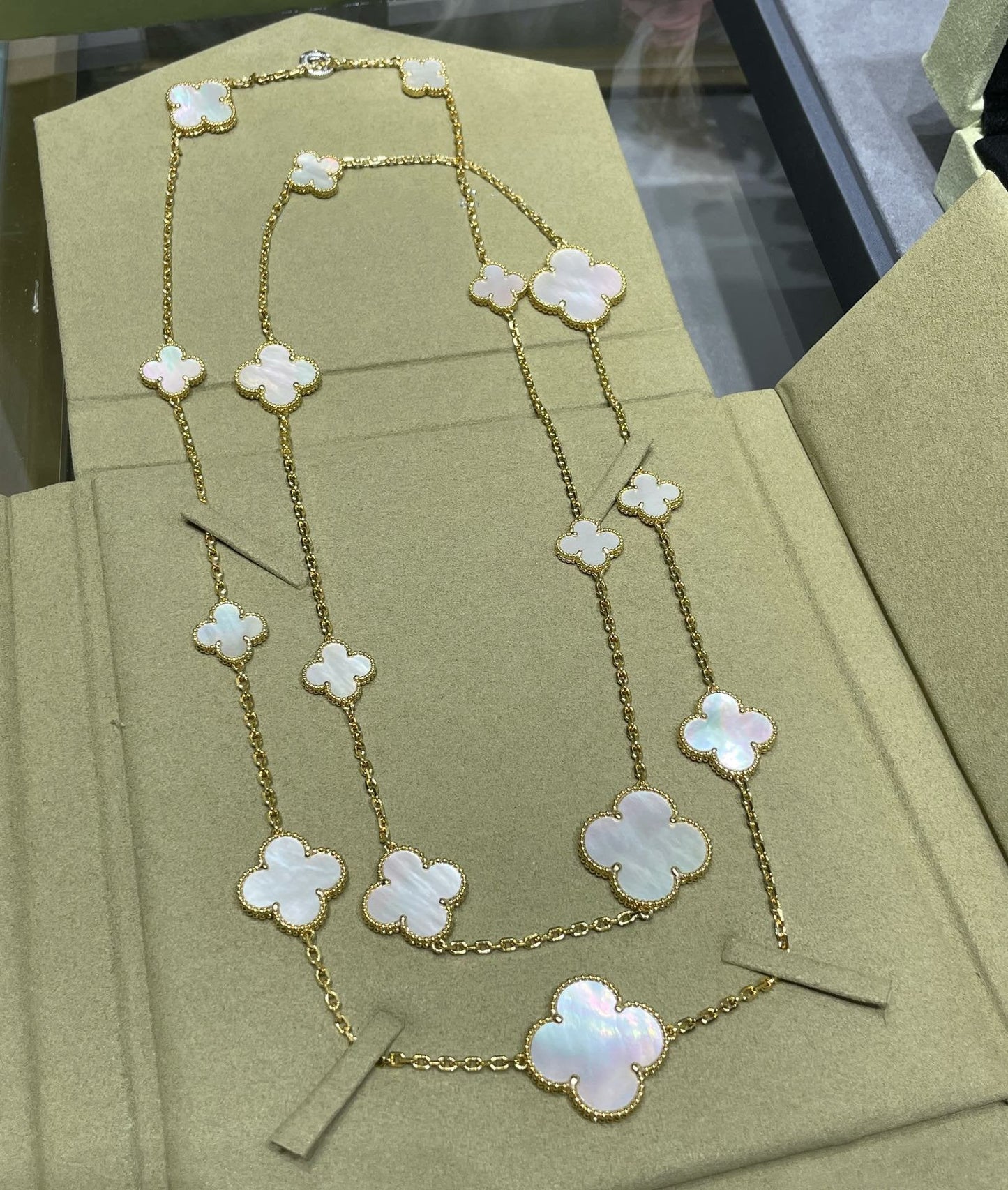 [Aurora]CLOVER 16 MOTIF WHITE MOP GOLD NECKLACE