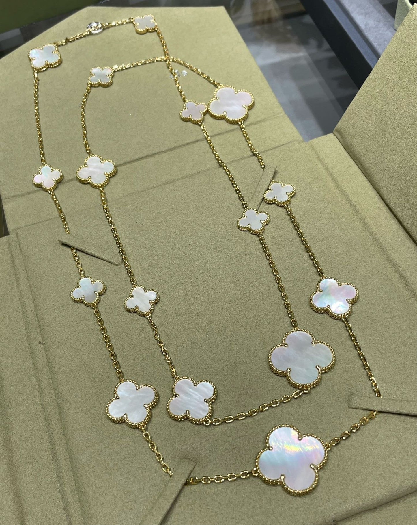 [Aurora]CLOVER 16 MOTIF WHITE MOP GOLD NECKLACE