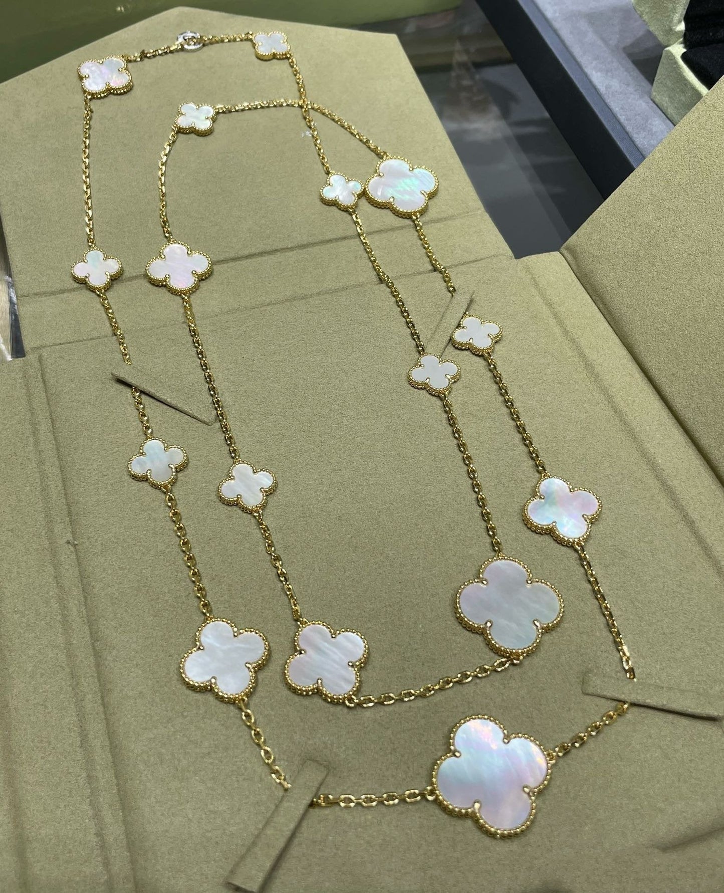 [Aurora]CLOVER 16 MOTIF WHITE MOP GOLD NECKLACE