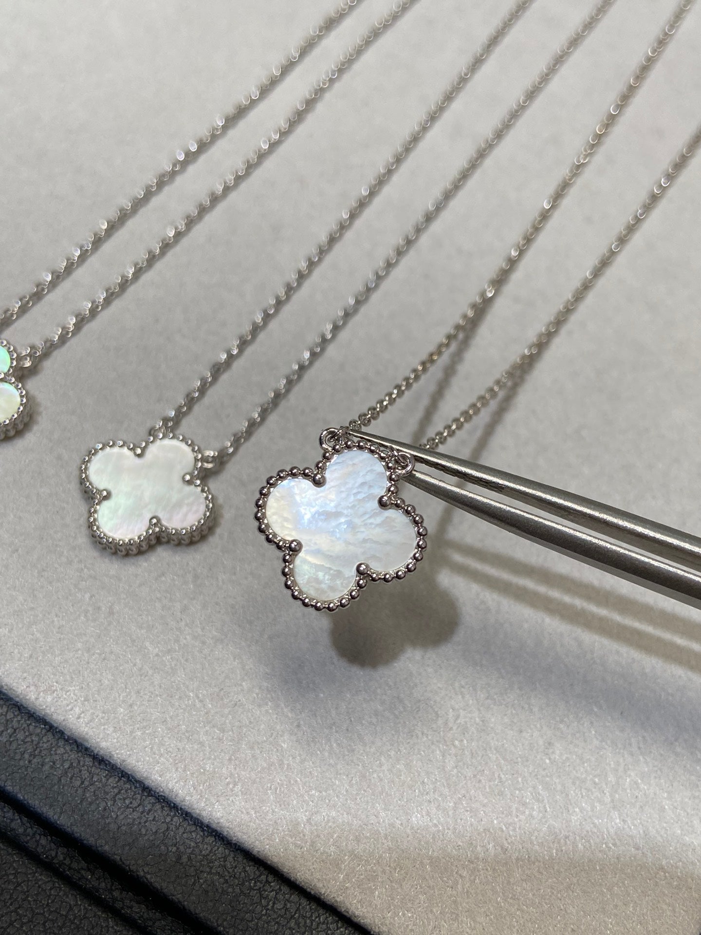 [Aurora]CLOVER 15MM MEDIUM WHITE MOP NECKLACE