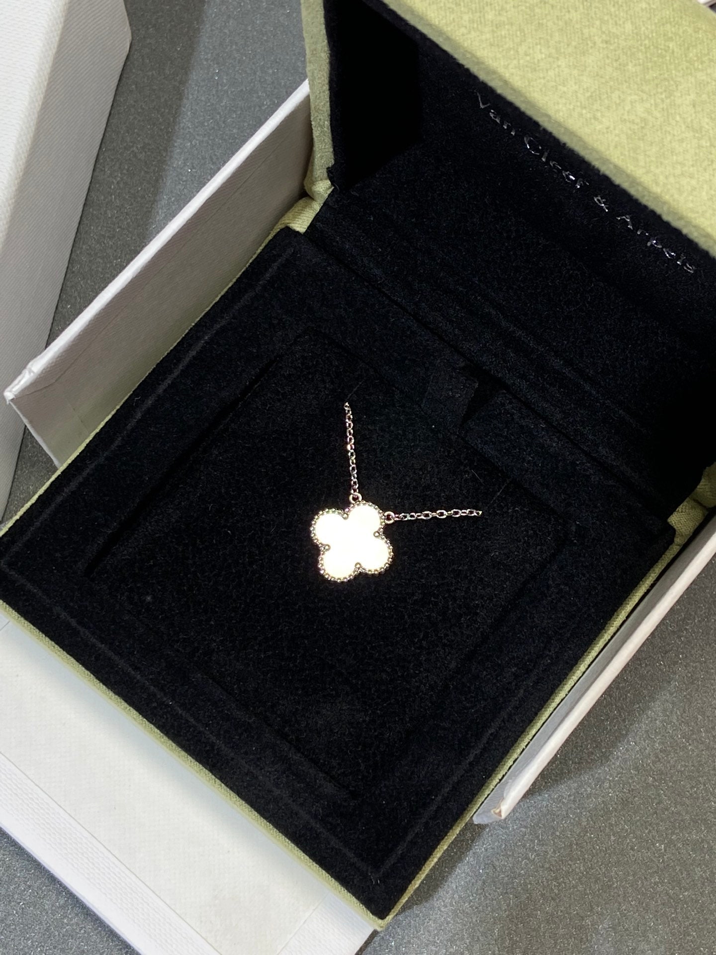 [Aurora]CLOVER 15MM MEDIUM WHITE MOP NECKLACE