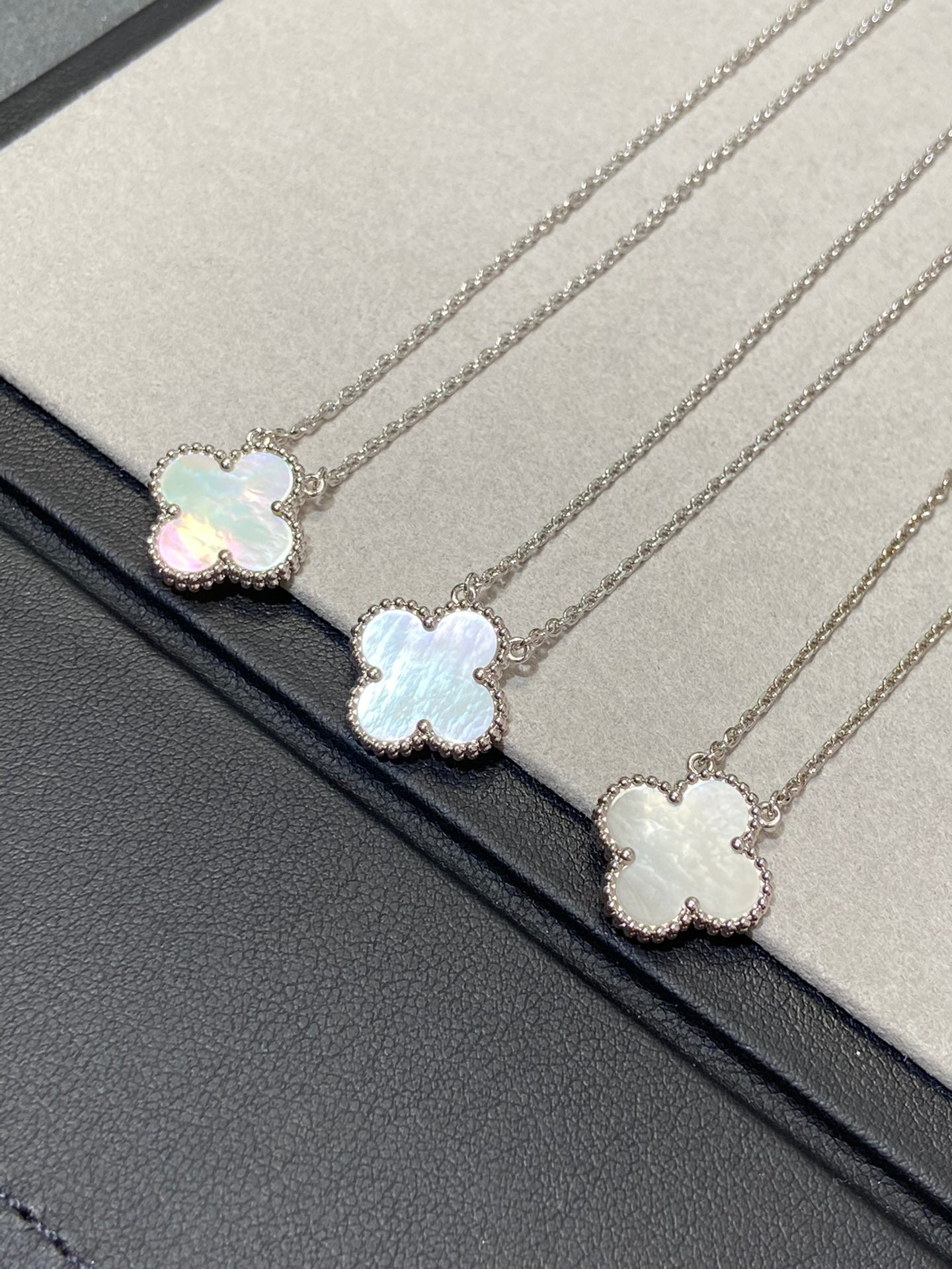 [Aurora]CLOVER 15MM MEDIUM WHITE MOP NECKLACE