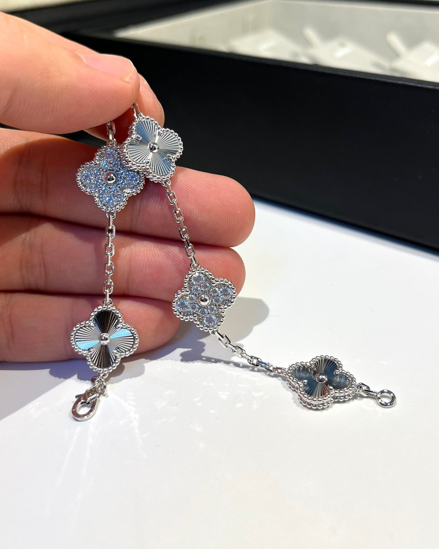 [AURORA] CLOVER 5 MOTIF LASER BRACELET COLLECTION