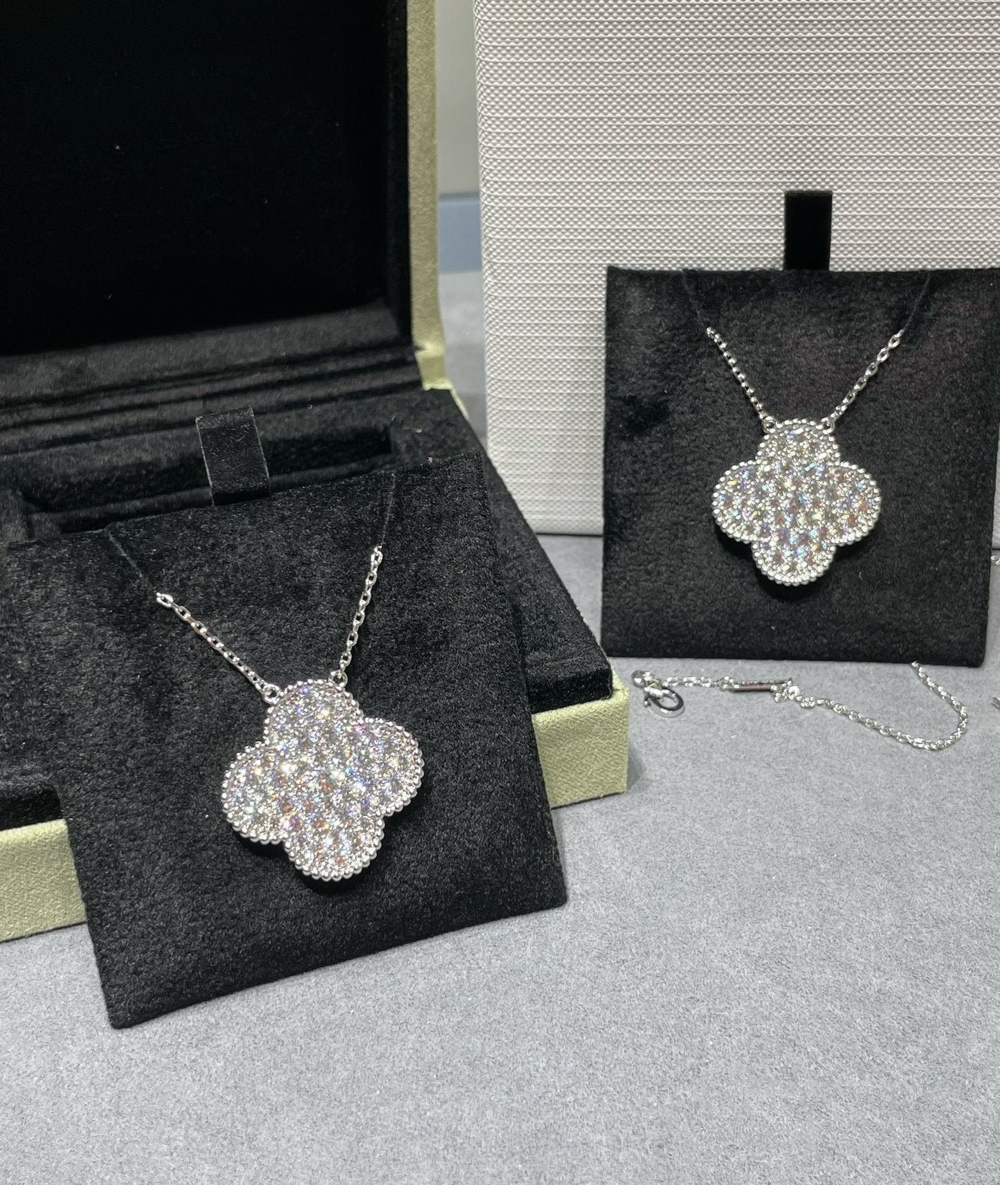 [Aurora]CLOVER 25MM LARGE PENDANT DIAMOND PAVED SILVER NECKLACE