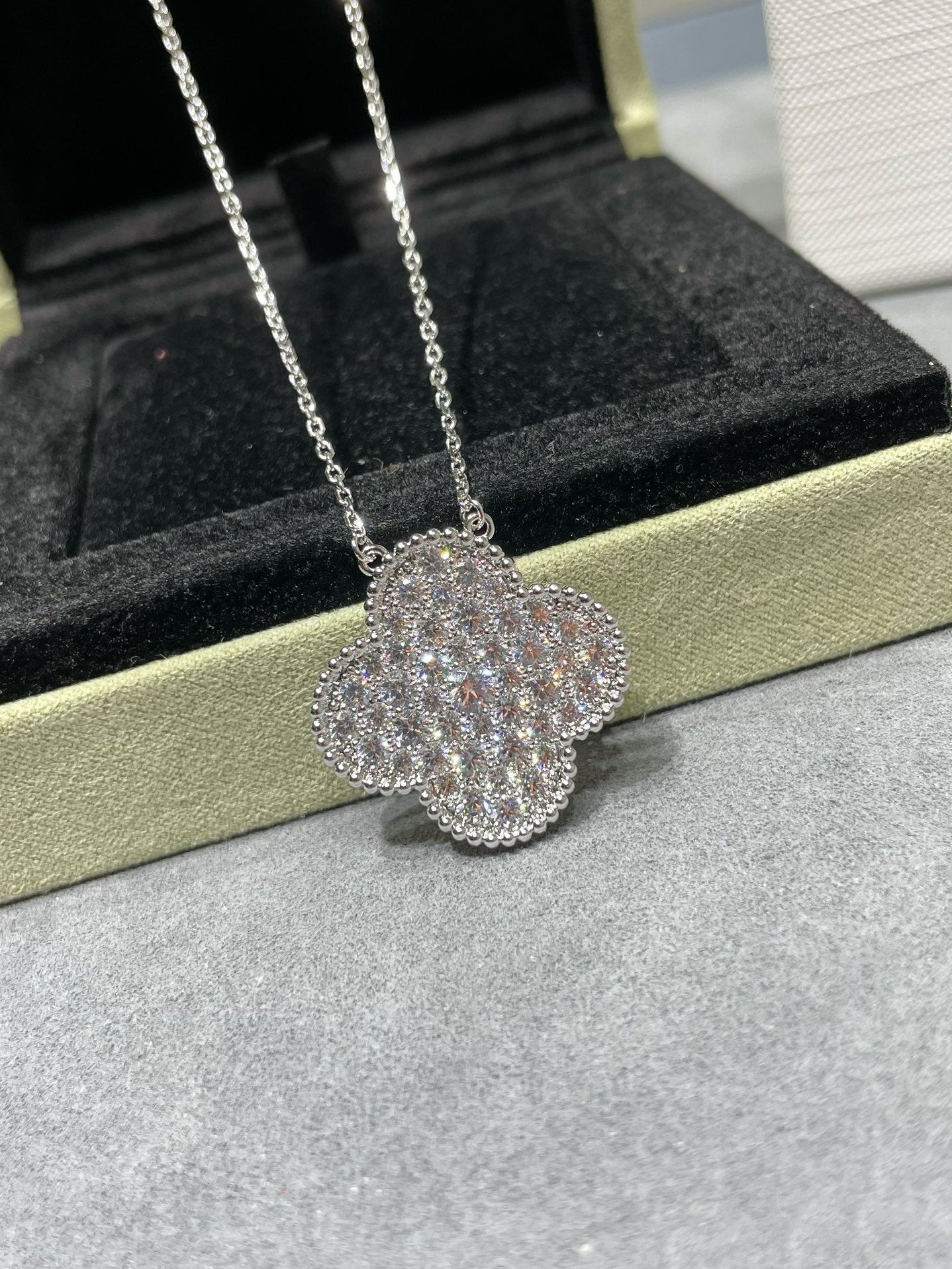 [Aurora]CLOVER 25MM LARGE PENDANT DIAMOND PAVED SILVER NECKLACE
