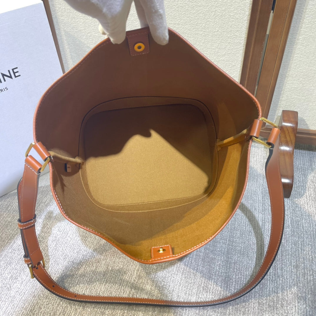 BUCKET 33 IN BLACK TRIOMPHE CANVAS AND BRONZE BROWN CALFSKIN TRIM