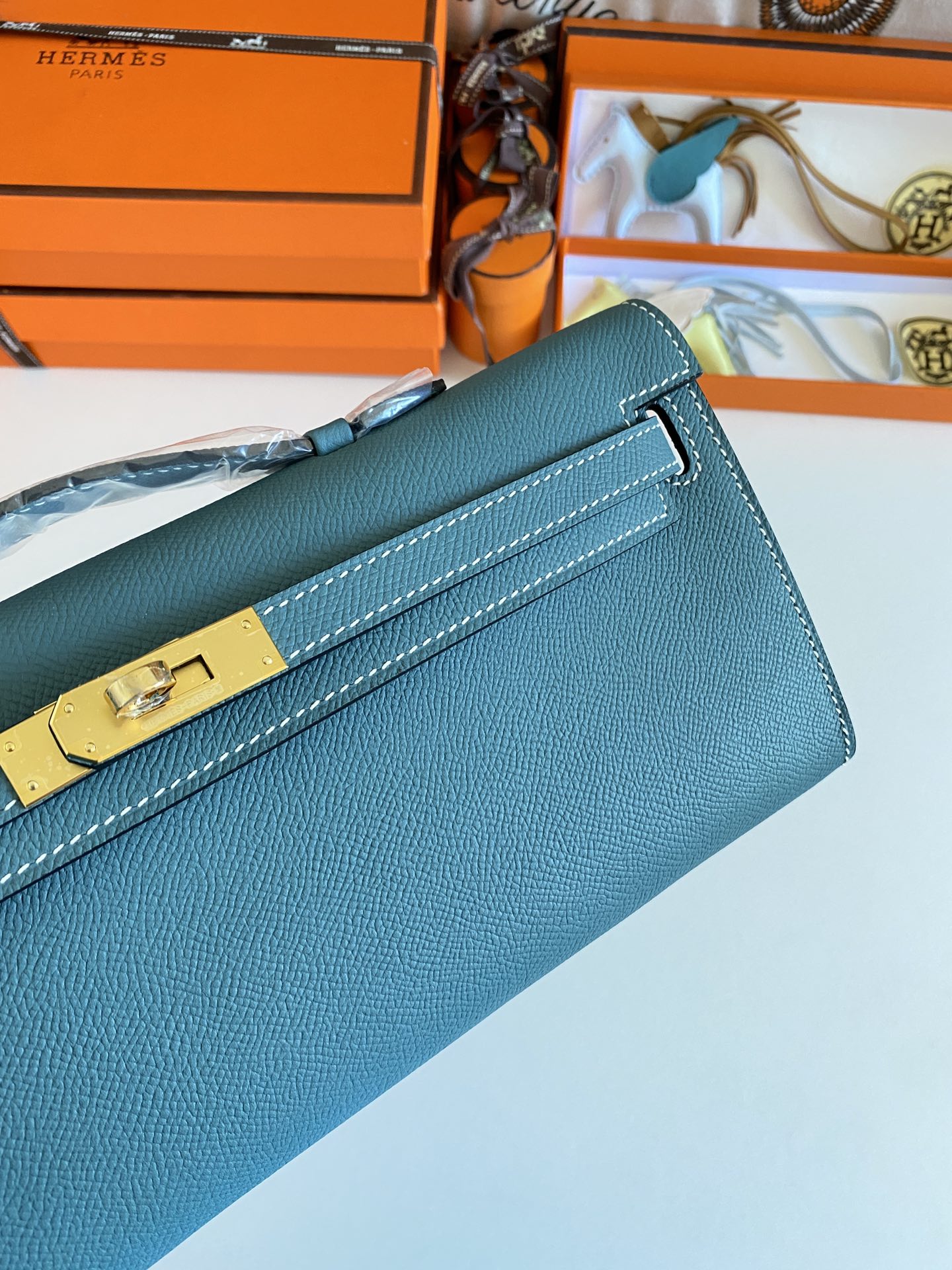 KELLY CUT 31 IN AZURE BLUE CALFSKIN WITH GOLD HARDWARE