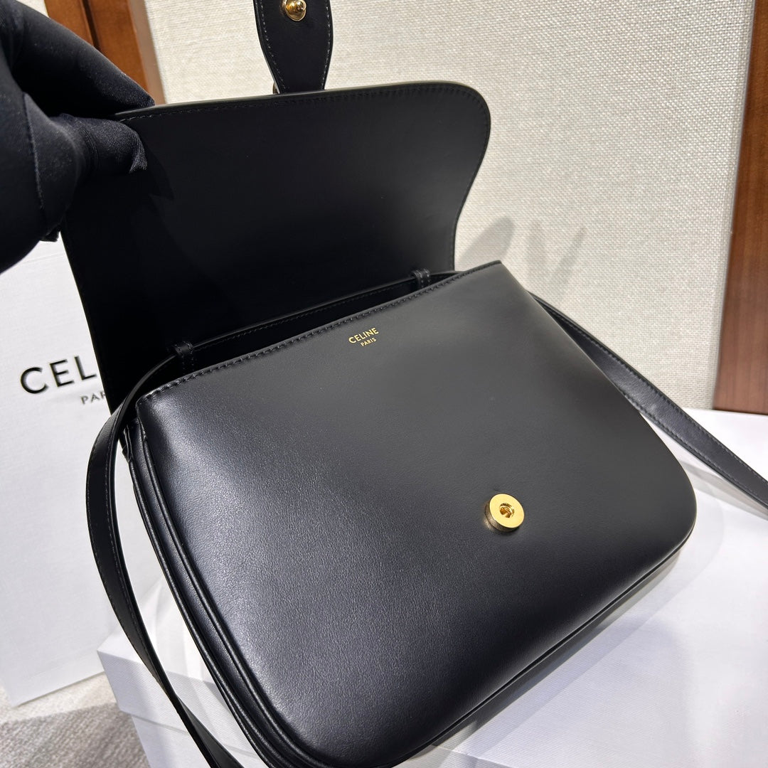 TABOU FLAP BAG 22 IN BLACK SMOOTH CALFSKIN GOLD LOCK