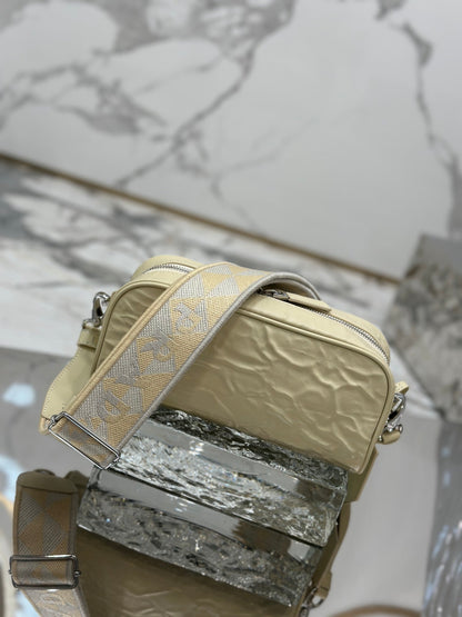 CAMERA BAG 23 IN CREAM WRINKLED LAMBSKIN