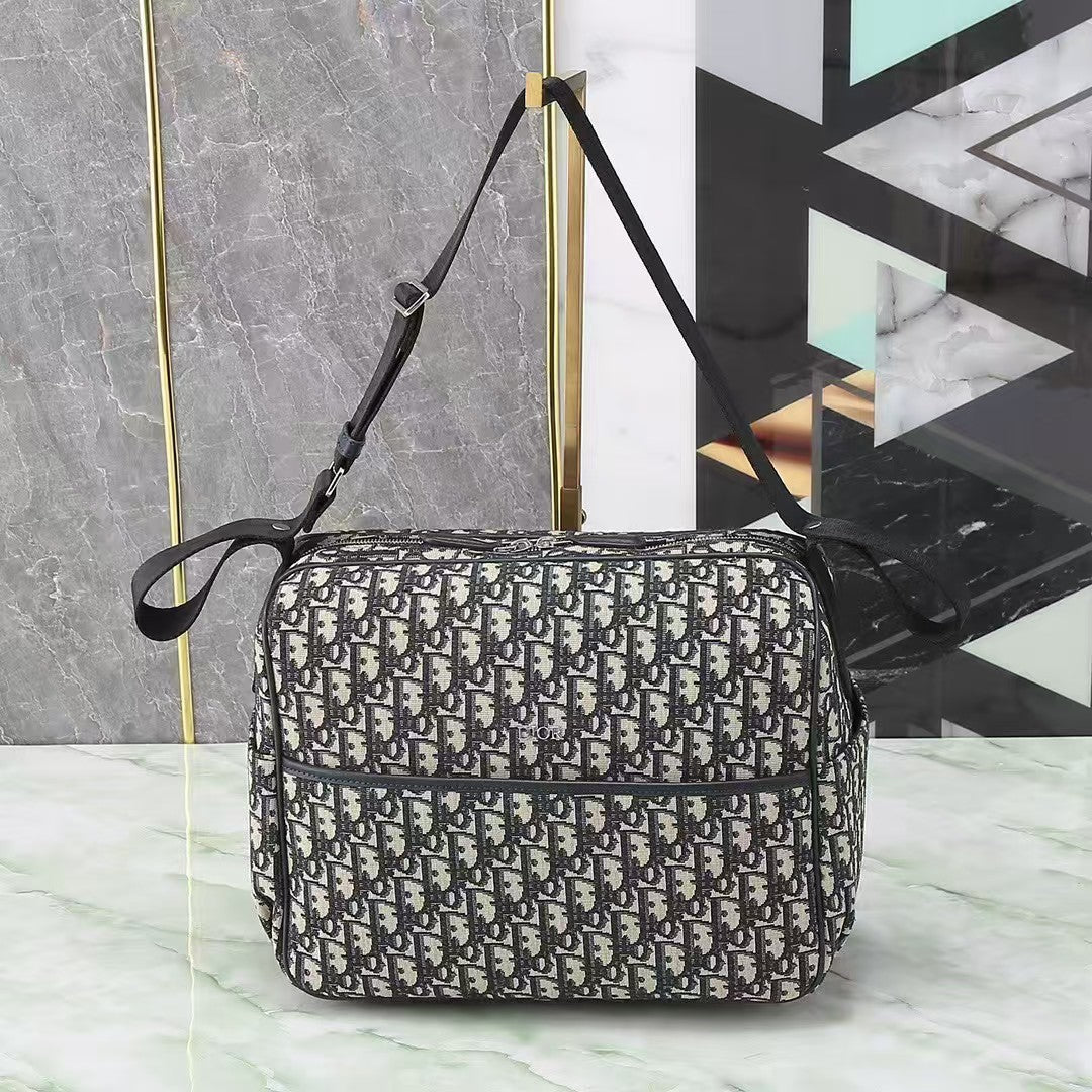 Schräge klassische Canvas-Tasche mit Monogramm