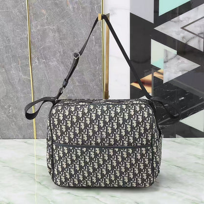 Schräge klassische Canvas-Tasche mit Monogramm