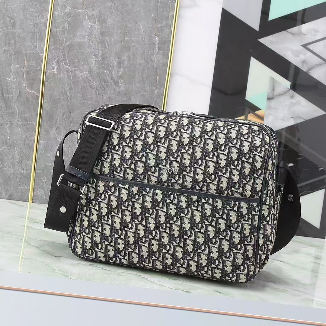 Schräge klassische Canvas-Tasche mit Monogramm