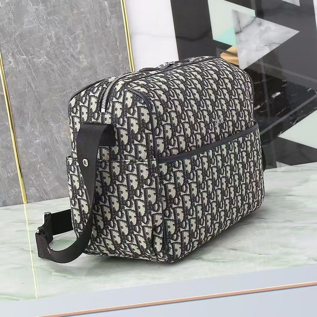 Schräge klassische Canvas-Tasche mit Monogramm