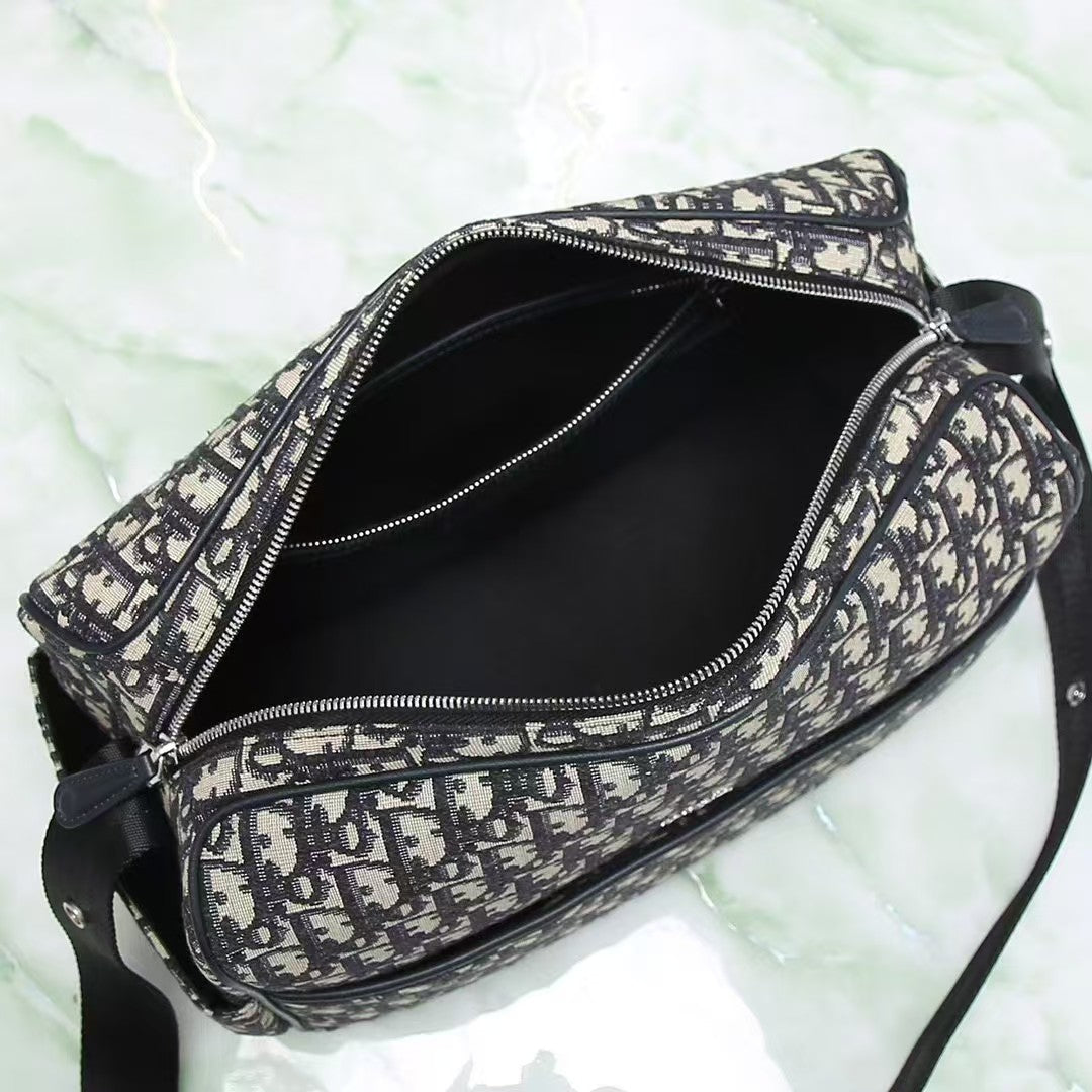 Schräge klassische Canvas-Tasche mit Monogramm