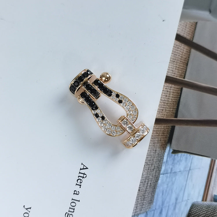 [AURORA]FORCE GROSSES HUFEISENARMBAND MIT SCHWARZ-WEISSEN DIAMANTEN UND ROSÉGOLD