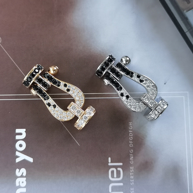 [AURORA]FORCE GROSSES HUFEISENARMBAND MIT SCHWARZ-WEISSEN DIAMANTEN UND ROSÉGOLD
