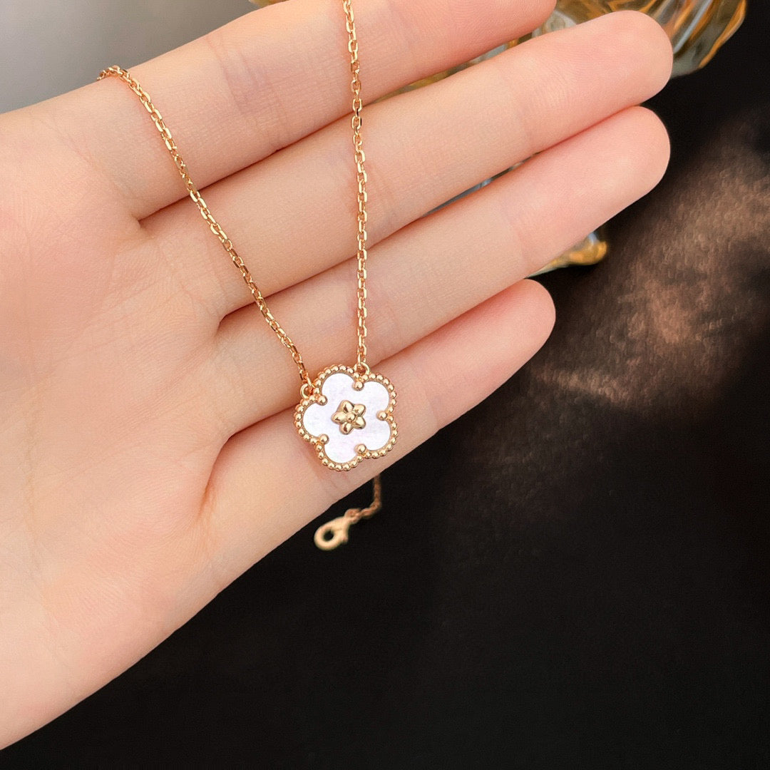 [Aurora]LUCKY  WHITE MOP  PLUM BLOSSOM NECKLACE