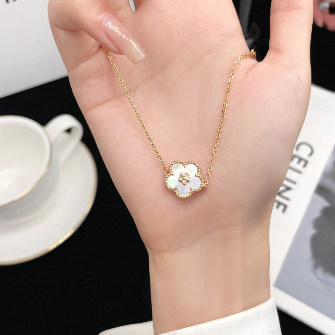 [AURORA]LUCKY WHITE MOP PLUM BLOSSOM  BRACELET