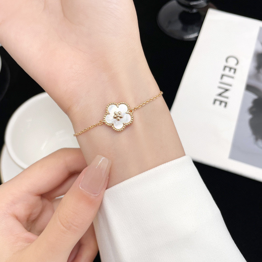 [Aurora]LUCKY WHITE MOP PLUM BLOSSOM  BRACELET