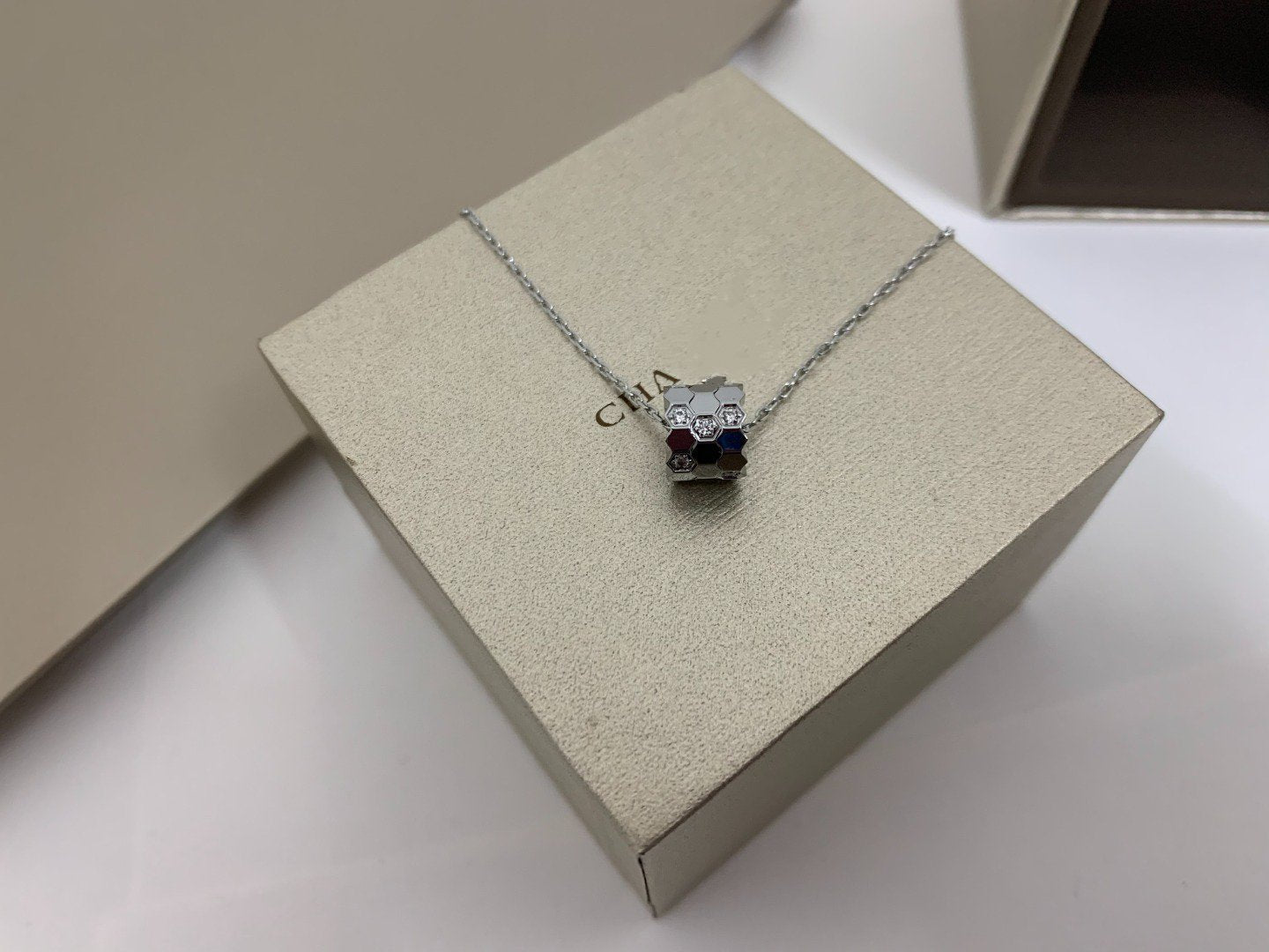 [Aurora]BEE LOVE DIAMOND NECKLACE