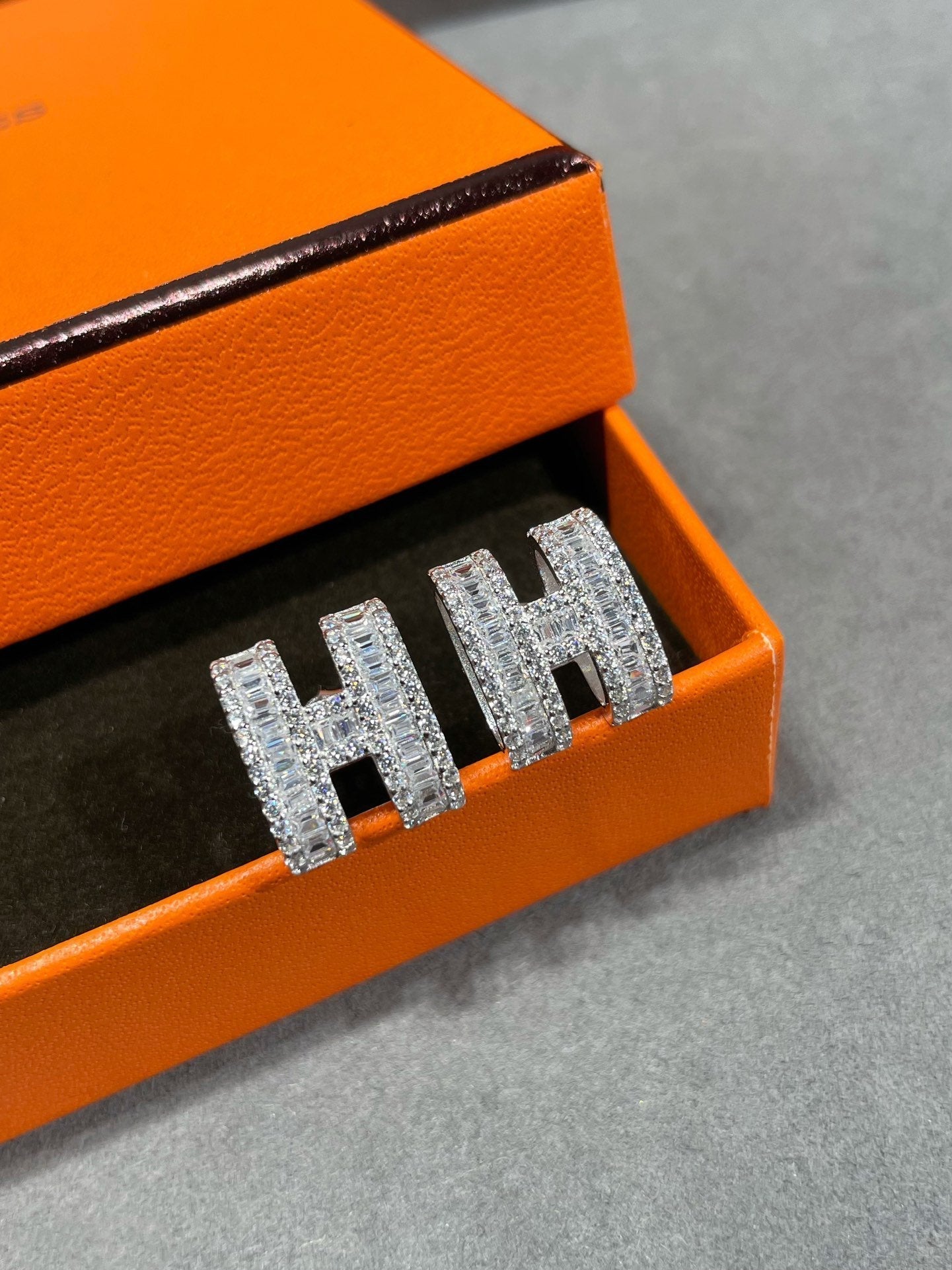 [AURORA]H OHRSTECKER MIT SILBERNEN DIAMANTEN