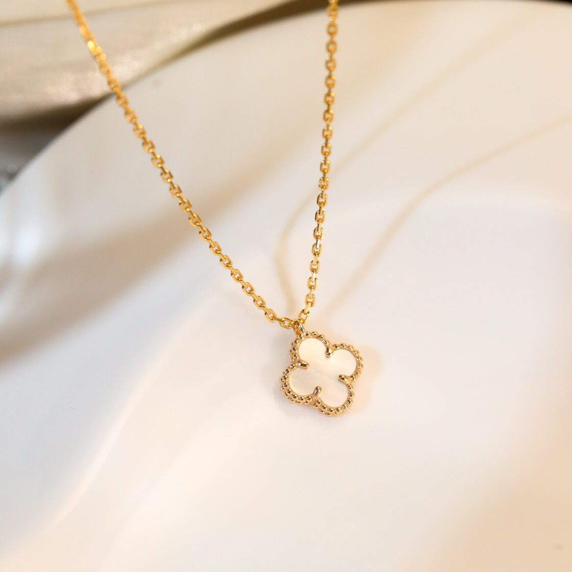 [Aurora]CLOVER MINI 9.5MM WHITE MOTHER-OF-PEARL NECKLACE