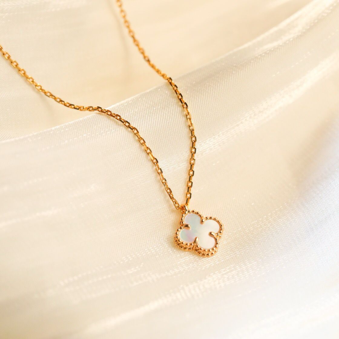 [Aurora]CLOVER MINI 9.5MM WHITE MOTHER-OF-PEARL NECKLACE
