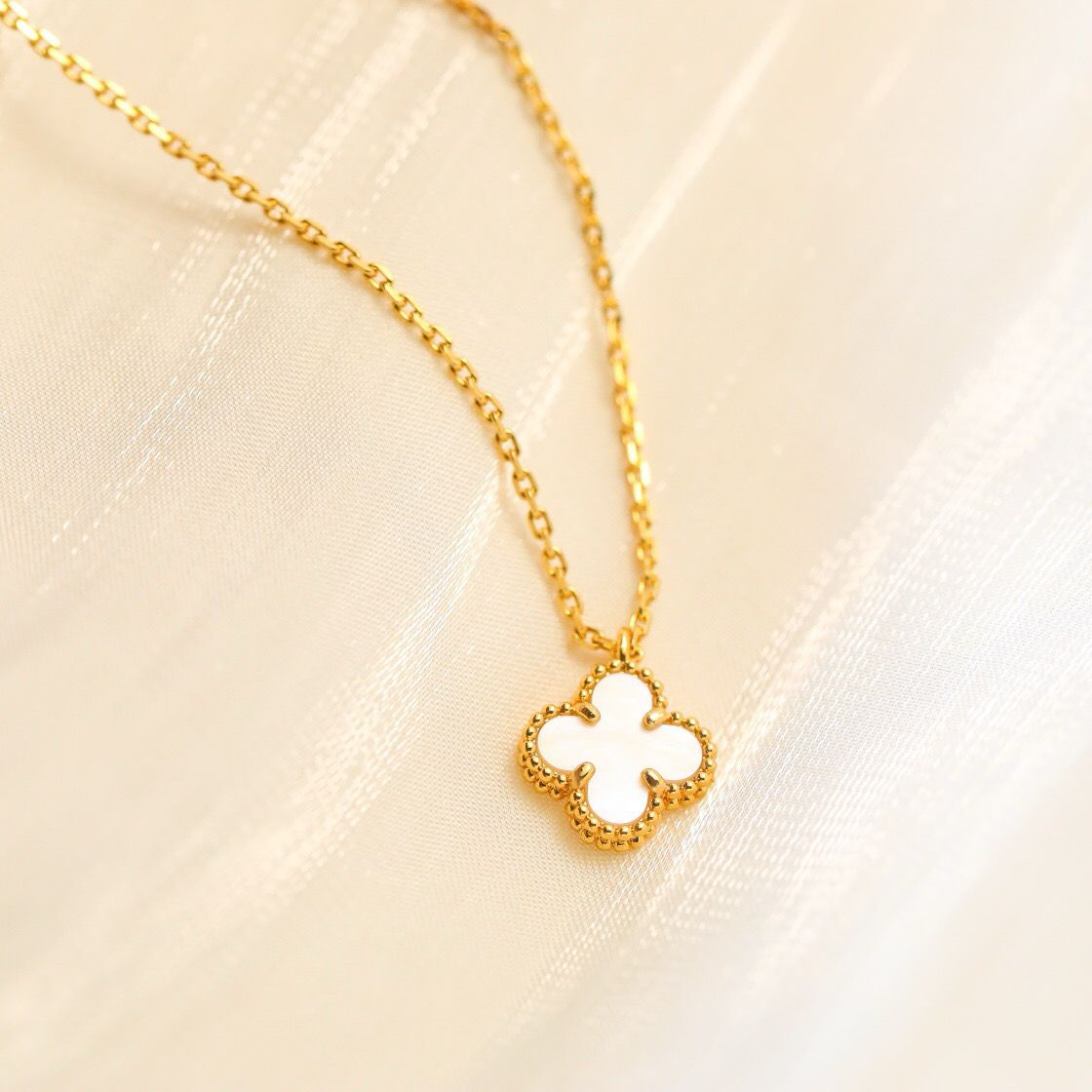 [Aurora]CLOVER MINI 9.5MM WHITE MOTHER-OF-PEARL NECKLACE