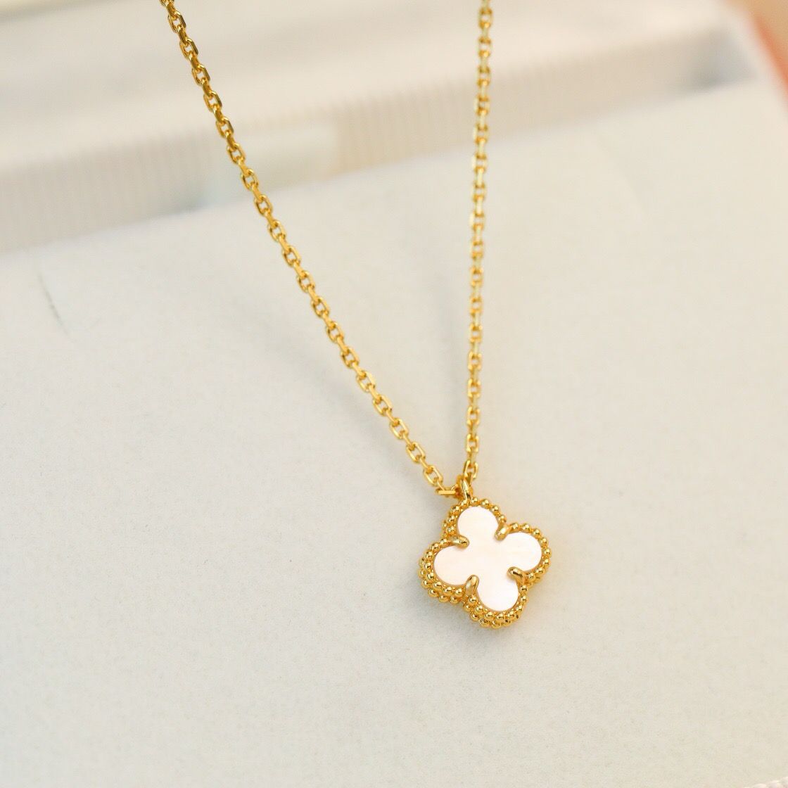 [Aurora]CLOVER MINI 9.5MM WHITE MOTHER-OF-PEARL NECKLACE