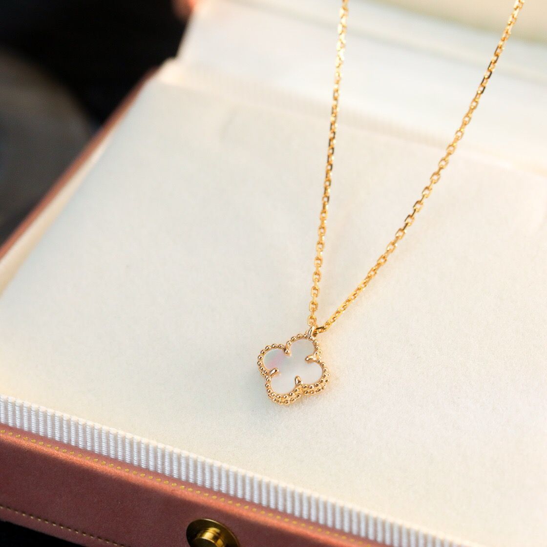 [Aurora]CLOVER MINI 9.5MM WHITE MOTHER-OF-PEARL NECKLACE