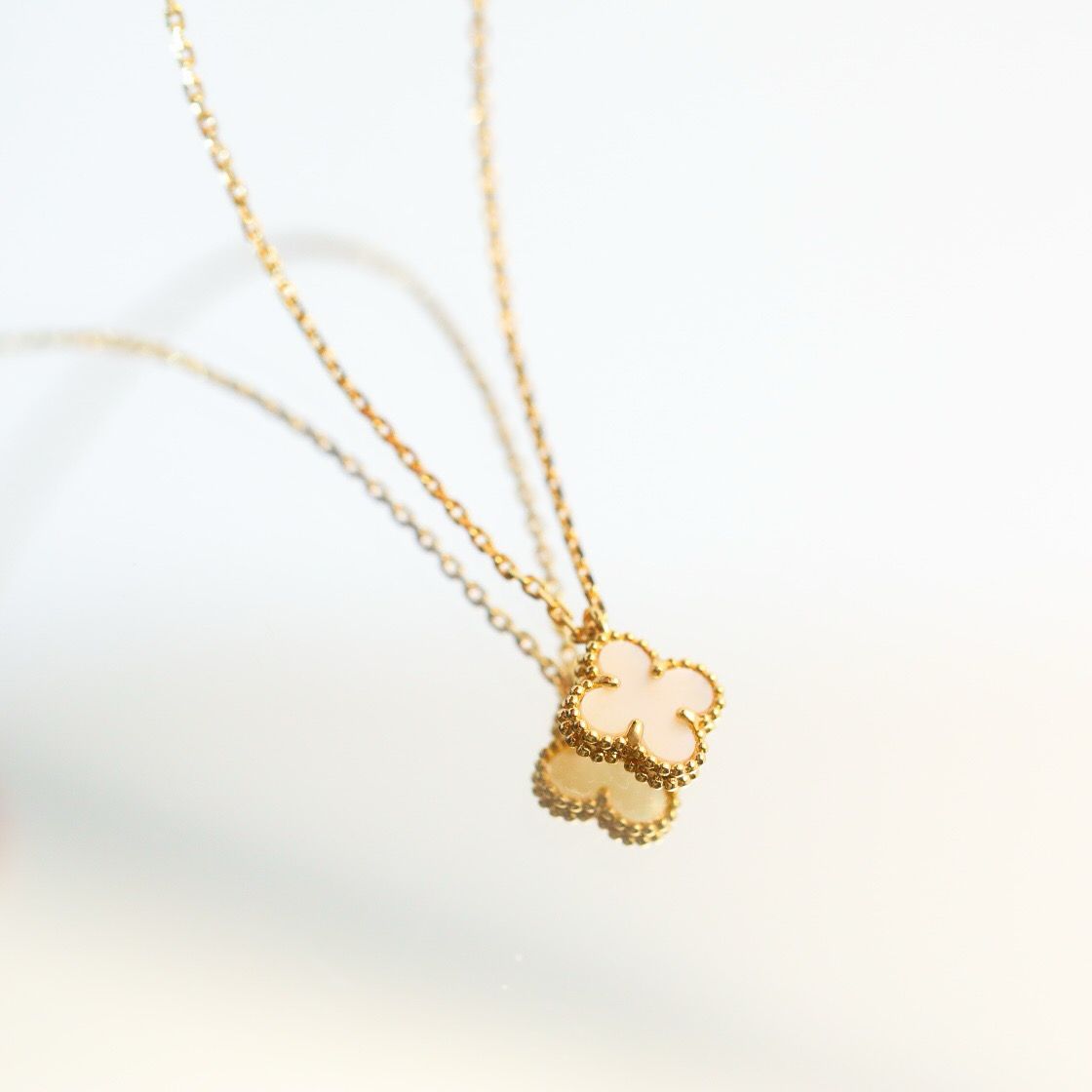 [Aurora]CLOVER MINI 9.5MM WHITE MOTHER-OF-PEARL NECKLACE