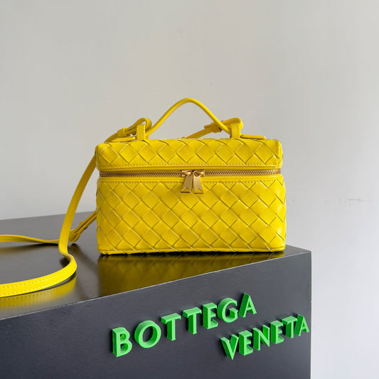 BOTTEGA VENETA 25S BANG BANG 22 IN LEMON YELLOW INTRECCIATO CALFSKIN GOLD HARDWARE