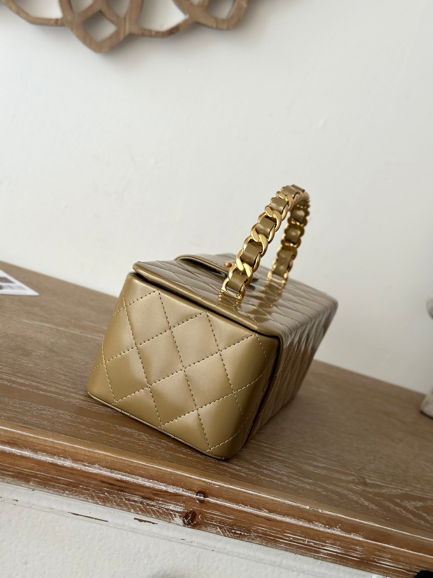 VINTAGE COSMETIC BAG 22 IN CAPE PALLISER SHINY CALFSKIN GOLD HARDWARE