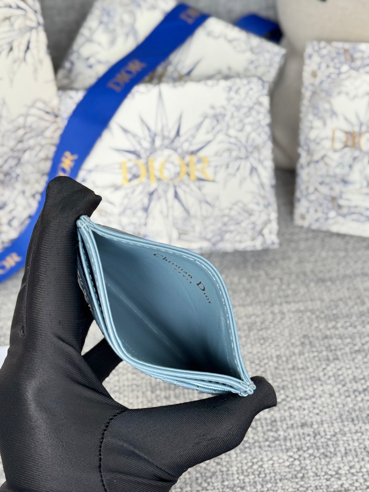 FREESIA CARD HOLDER 10 IN BABY BLUE QUILTED ALLOVER CALFSKIN