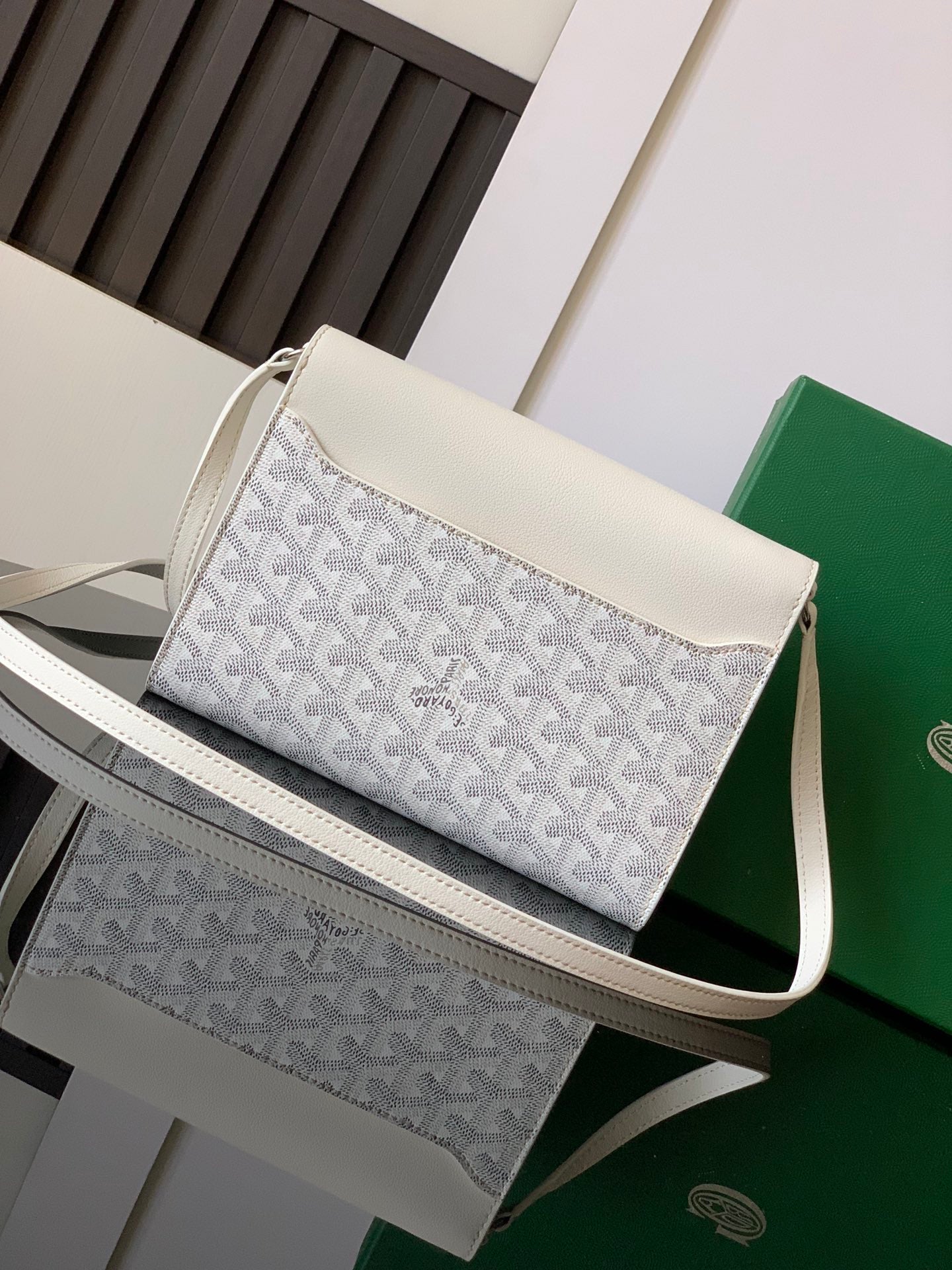 CHYPRE WALLET-POUCH 21 IN WHITE GOYARDINE CANVAS AND CALFSKIN