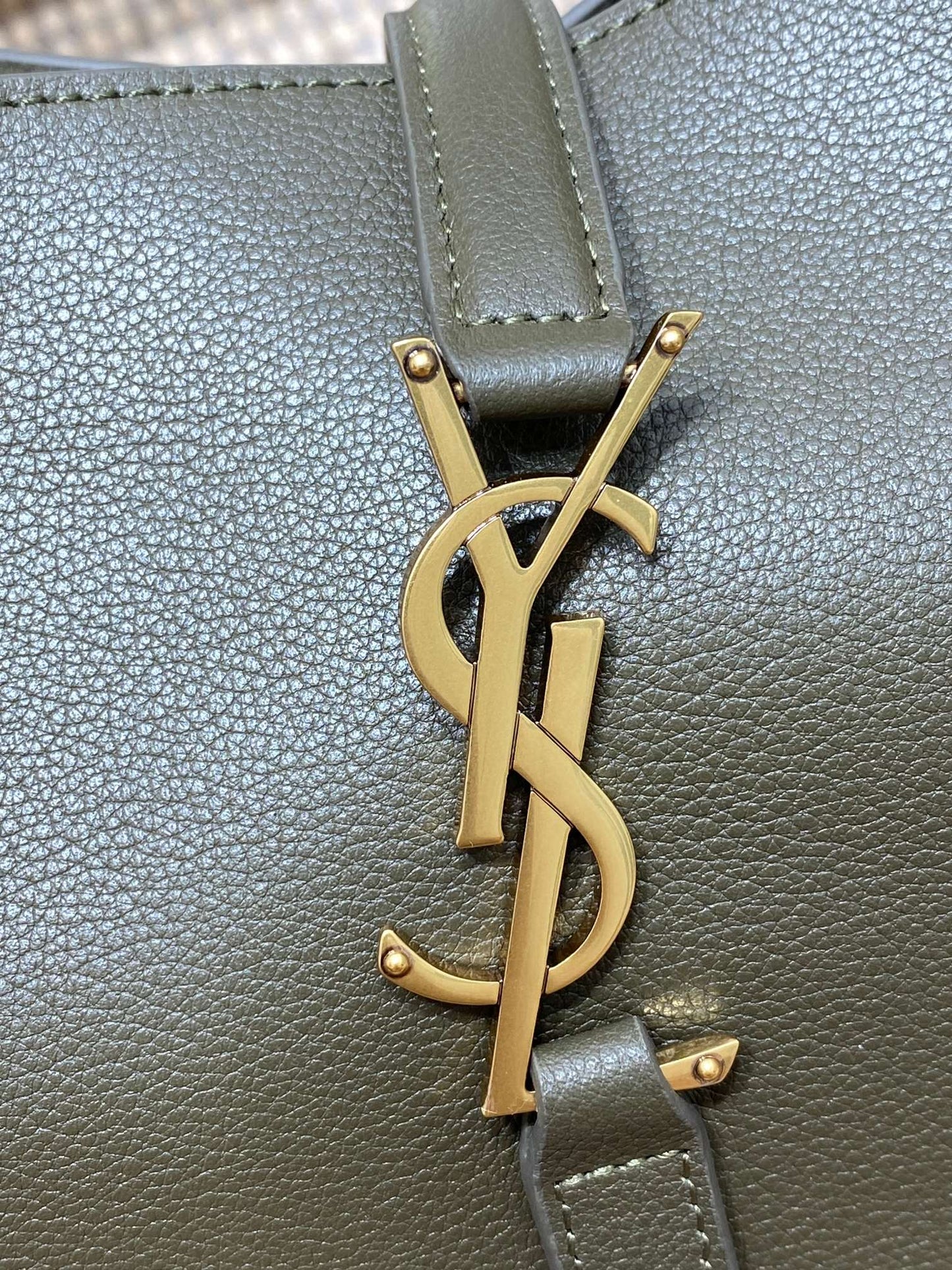 LE 5 À 7 SMALL SUPPLE 22 IN DARK GREEN CALFSKIN GOLD BUCKLE