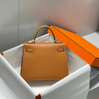 KELLY 28CM IN GOLD EPSOM CALFSKIN PALLADIUM HARDWARE
