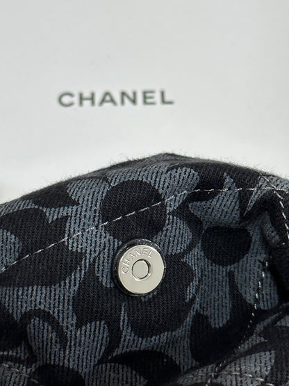 LARGE DRAWSTRING FLORAL PRINT SHOULDER BAG 39 IN BLACK MIX GREY DENIM