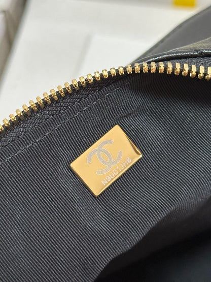 QUILTED HOBO CARGO BAG 31 IN BLACK CALFSKIN GOLD CHAIN