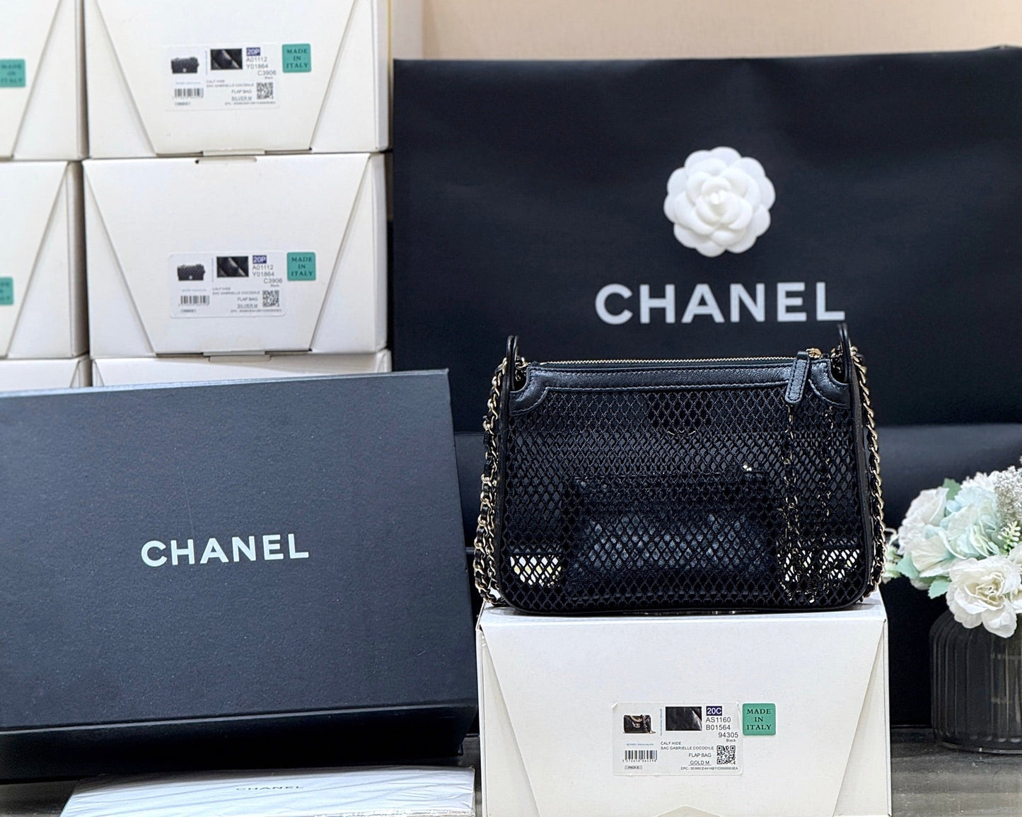 MESH POUCH 20 IN BLACK EFFECT LAMBSKIN WITH GOLD HARDWARE