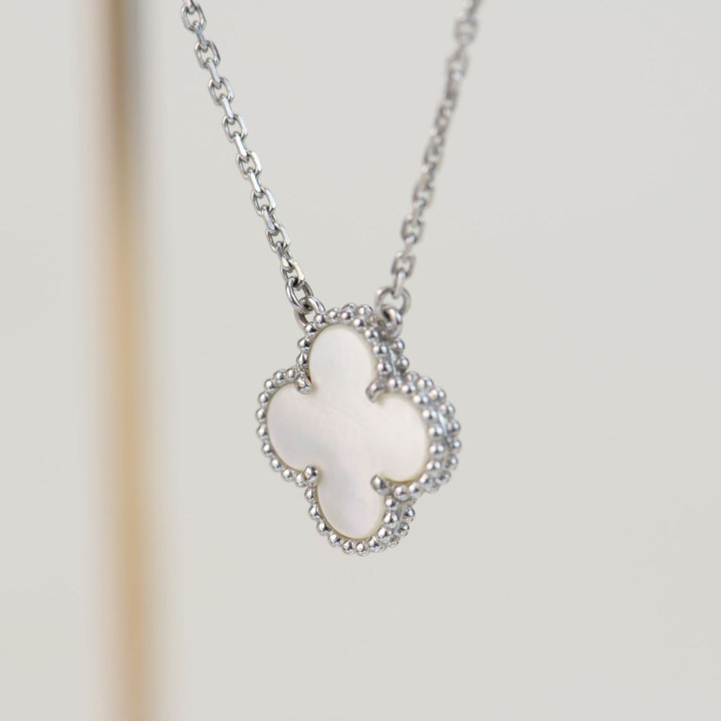 [Aurora]CLOVER  15MM WHITE MOTHER-OF-PEARL SILVER