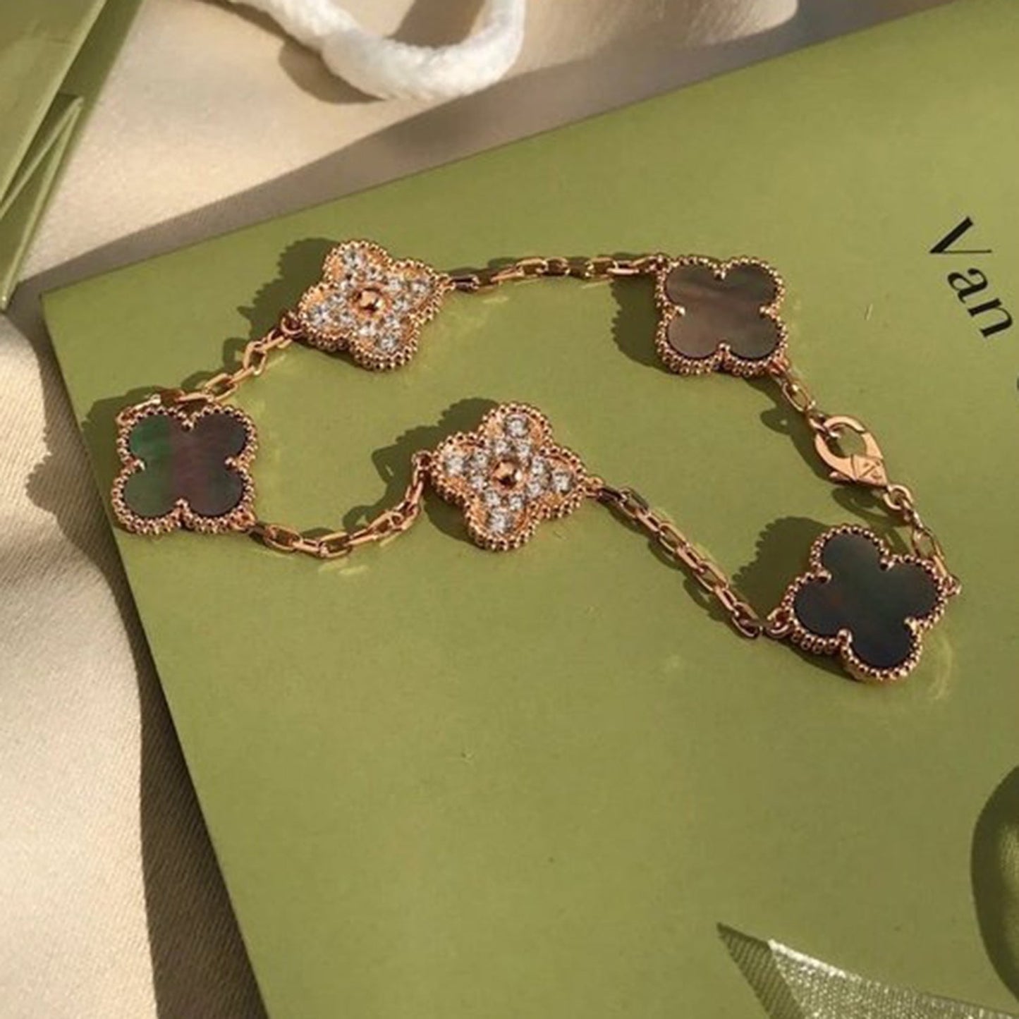 [Aurora]CLOVER 5 MOTIF GRAY MOP DIAMOND BRACELET