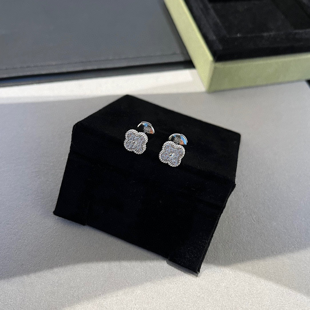 [Aurora]CLOVER MINI DIAMOND STUD EARRINGS